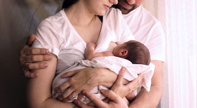 dads participaring in breastfeeding
