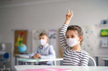 elevi clasa scoala pandemie masca masti profesor