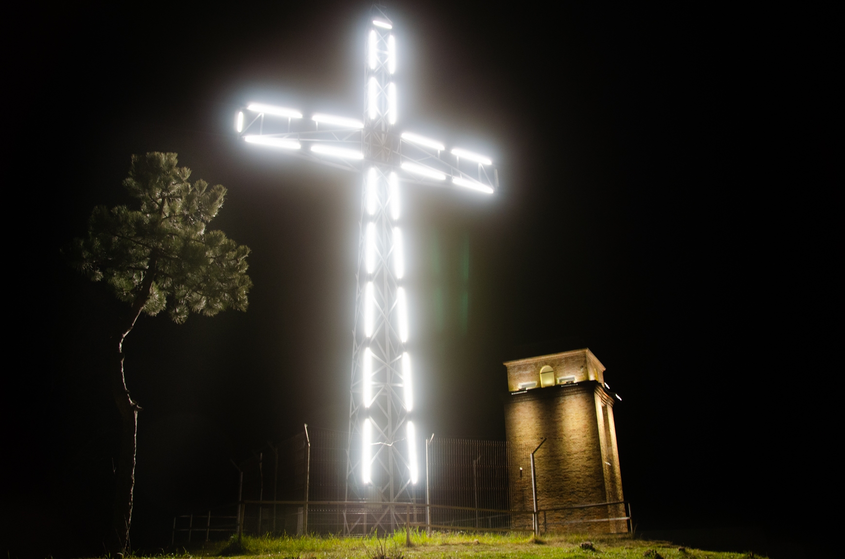 Turnul și crucea iluminate Dealul Gușteriței