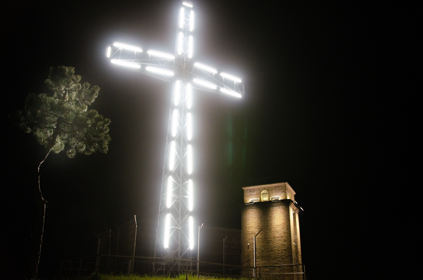 Turnul și crucea iluminate Dealul Gușteriței