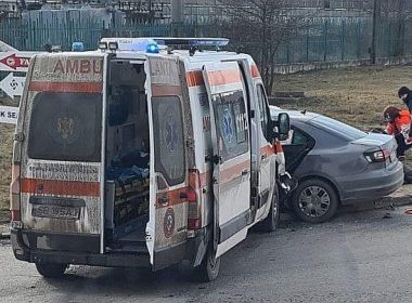 FOTO: Ambulanță SAJ în misiune, implicată într-un accident în Broscărie