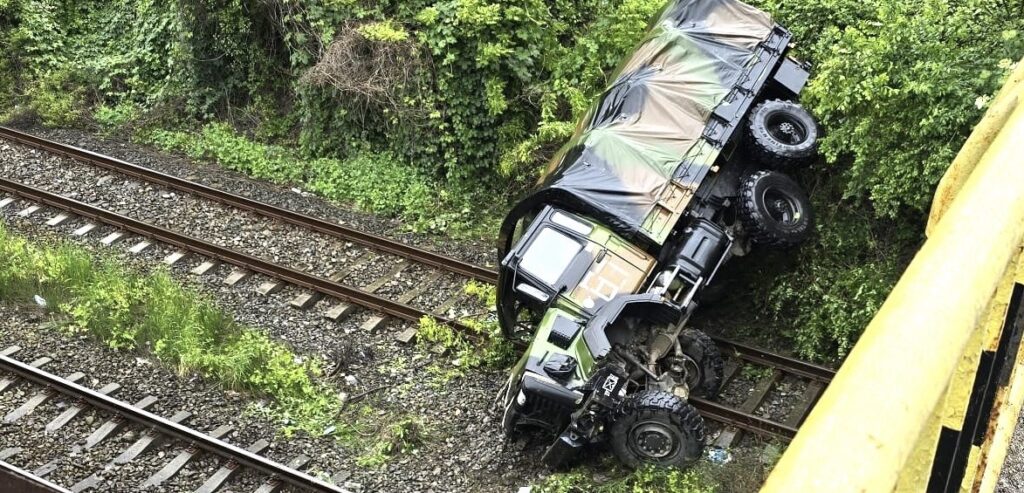 Accident grav în județul Vâlcea: un camion s-a prăbușit de pe un pasaj rutier pe calea ferată