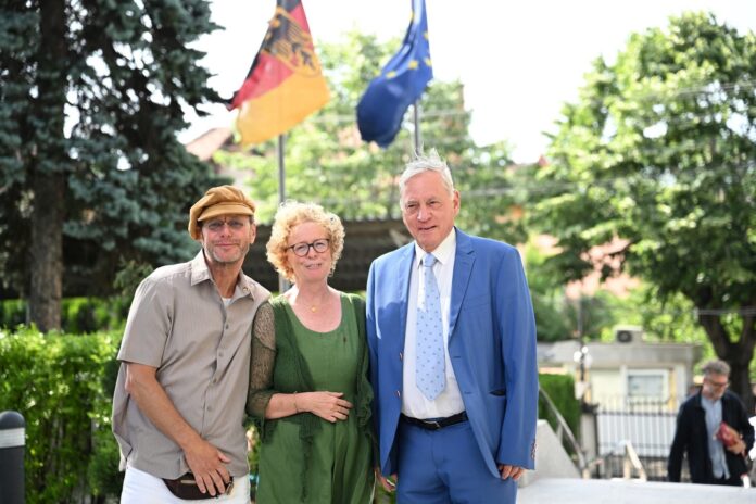 1ee09711-8bf3-4c65-94d2-dc75f539334e