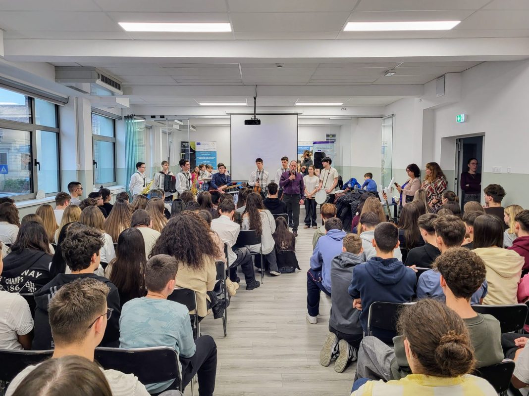 74b24071-6f35-491b-97ce-d367271d4184