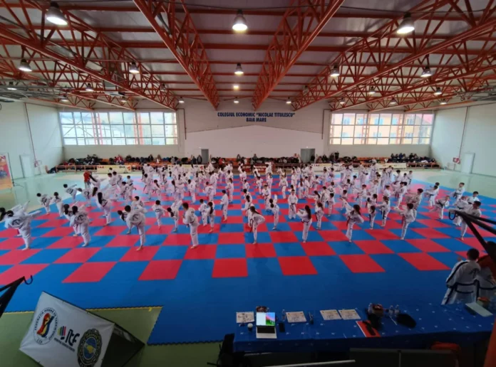 Echipa Puma Club Sibiu poză de grup cu trofee după performanțe la Taekwon-do ITF