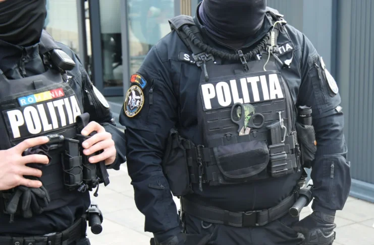 Probleme pentru doi polițiști IPJ Sibiu: unul a fost reținut după o bătaie și a plecat din sistem, altul a folosit fără drept autospeciala