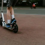 Trotinetă electrică parcată, ilustrând conceptul de autonomie reală a bateriei.