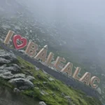 Garda de Mediu constată instalația literele „I love Bâlea Lac” montate ilegal în peisajul natural.