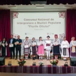 Participanți și public la o ediție anterioară a concursului Florile Oltului