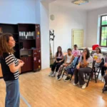 Participanții proiectului În culisele teatrului în timpul unui exercițiu de artă scenică