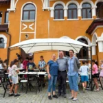 Grupa de copii și instructori ai Taberei Meșteșugar Rășinari în timpul unei pauze