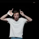 Fedra spectacol digital, o scenă sau un moment dramatic din producția online a Teatrului Național Radiofonic.