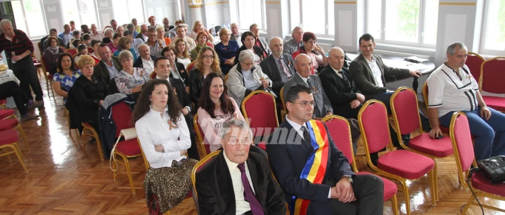 Membrii Familiei Peligrad reuniți în fața unei biserici la Săliște, în timpul ceremoniei de donație a troiței.