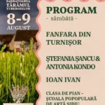 Participanți bucuroși la festivalul Tărâmul Tuberozelor din Hoghilag, înconjurați de câmpuri cu flori.