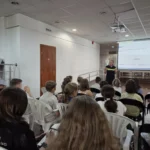 Copii participă la activități de învățare despre siguranță online și teatru în cadrul programului BiblioVacanța.