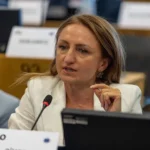 Daniela Cîmpean discută criza energetică și sechestra la o conferință de presă.