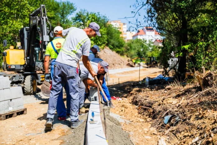 Șantier modernizare Strada Muncel Sibiu cu utilaje de construcții și șosea deschisă