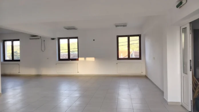 Sala de activități a Primăriei Turnu Roșu după renovare și zugrăveală