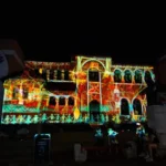 Proiecție de video mapping Rășinari realizată de tineri, cu imagini artistice afișate pe o clădire
