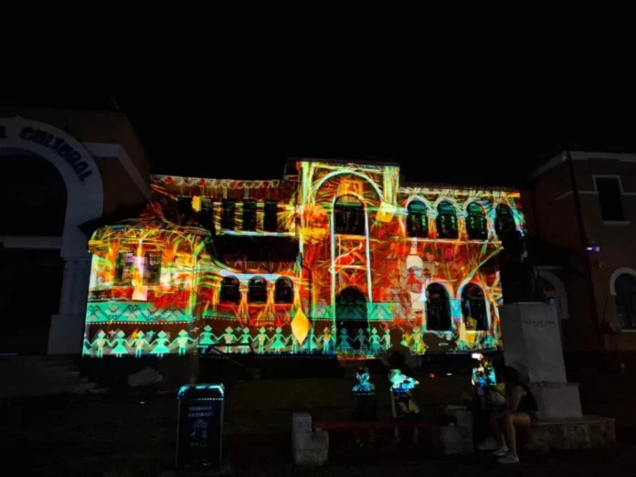 Proiecție de video mapping Rășinari realizată de tineri, cu imagini artistice afișate pe o clădire