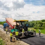 Lucrări de asfaltare pe DJ 106G între Apoldu de Jos și Ludoș, cu circulația dirijată de semafoare