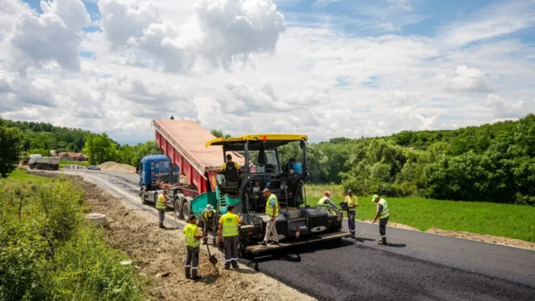Începe asfaltarea drumului județean dintre Apoldu de Jos și Ludoș. Circulația va fi dirijată cu semafoare
