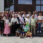 Familia Peligrad reunită la o troiță din Săliște, înainte de donarea documentelor istorice comunității.