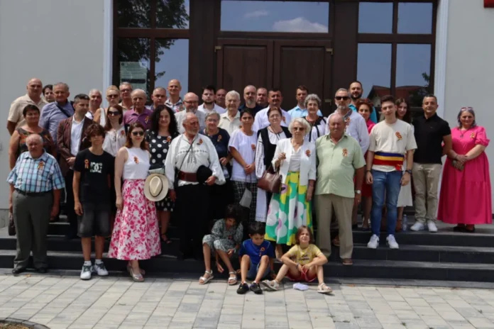 Familia Peligrad reunită la o troiță din Săliște, înainte de donarea documentelor istorice comunității.