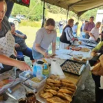 Mulțime de oameni la Festivalul Plăcintelor Tălmăcel, în aer liber pe câmpia Luncii Largi