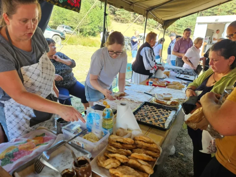 Sute de oameni au urcat în Lunca Largă pentru Festivalul Plăcintelor de la Tălmăcel