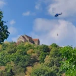 Materiale de construcție transportate cu elicopterul la biserica fortificată Cisnădioara