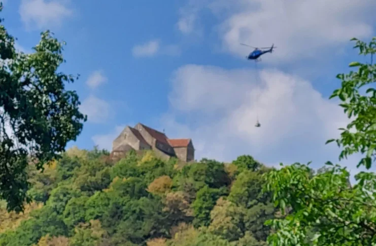 Elicopter închiriat pentru salvarea bisericii fortificate din Cisnădioara. Materialele sunt transportate pe Dealul Sfântul Mihail
