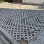 Strada Bastionului înainte de modernizare, cu carosabilul deteriorat și trotuarele vechi