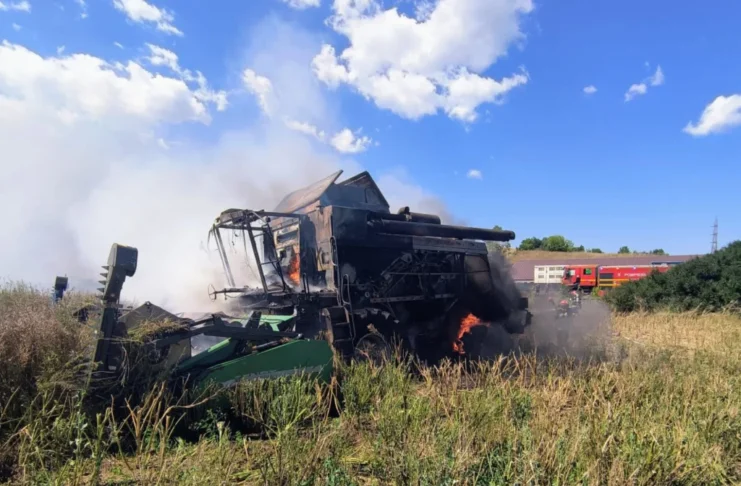 Combină agricolă, distrusă de un incendiu la Coveș. Focul ar fi pornit de la computerul de bord