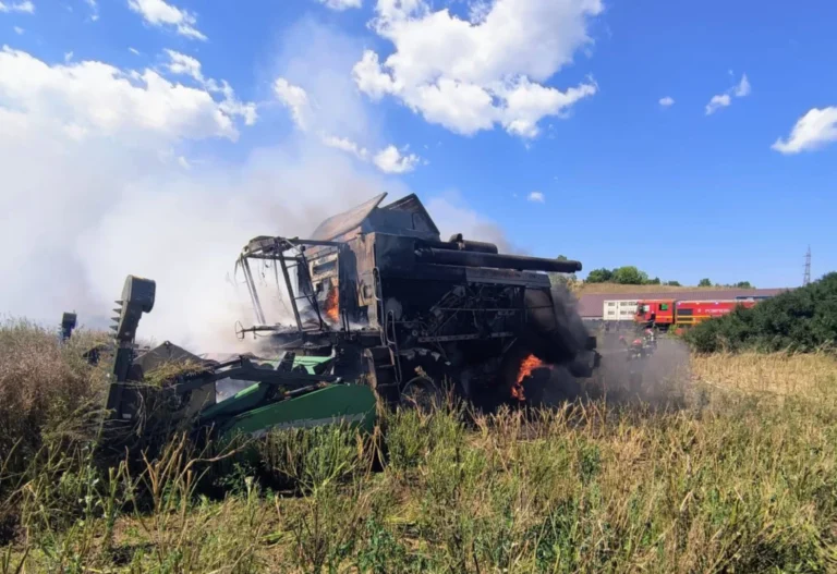 Combină agricolă, distrusă de un incendiu la Coveș. Focul ar fi pornit de la computerul de bord
