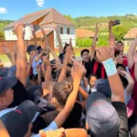 Copii din Valea Hârtibaciului participă la o competiție pentru copii, înconjurați de comunitatea lor.