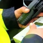Poliștii rețin permisul de conducere suspendat al unui șofer prins băut la volan.