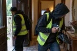 Doi bărbați îmbrăcați în veste reflectorizante au intrat în casa unui sibian de 79 de ani și l-au furat. Unul dintre ei a fost condamnat la aproape trei ani de închisoare