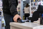 A furat un telefon de 500 de lei dintr-un magazin din Sibiu. Tânărul avea deja șapte condamnări și a ajuns la o pedeapsă de peste 5 ani de închisoare