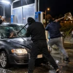 Mașină răsturnată în pârâu după un atac violent cu bâte în Vurpăr