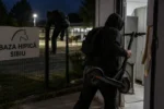 Trotinetă furată de la Baza Hipică din Sibiu și vândută pentru droguri. Trei bărbați condamnați, unul ajunge la închisoare
